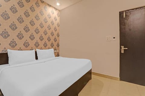 Capital O Hotel Aditya Grand Near Phoenix United Lucknow Hotel in Lucknow