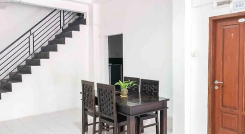 RedDoorz near Eco Green Park Batu Vacation rental in Batu