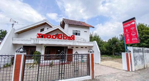 RedDoorz near Eco Green Park Batu Vacation rental in Batu