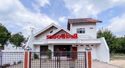 RedDoorz near Eco Green Park Batu Vacation rental in Batu