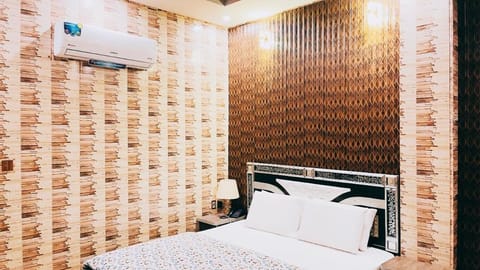 Sapphire Guest House Bed and Breakfast in Karachi