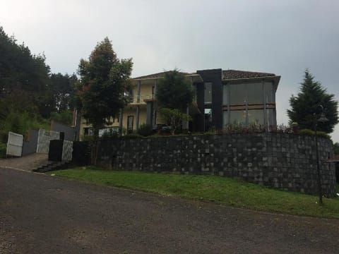 Luxury Villa DELVA (Kampung Daun) 4Kamar 16pax Chalet in Parongpong