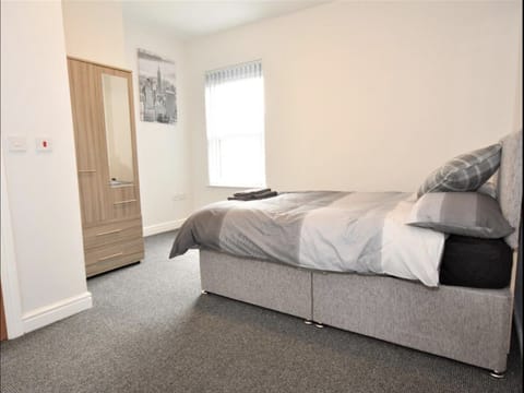 Townhouse @ 50 Birks Street Stoke Vacation rental in Stoke-on-Trent