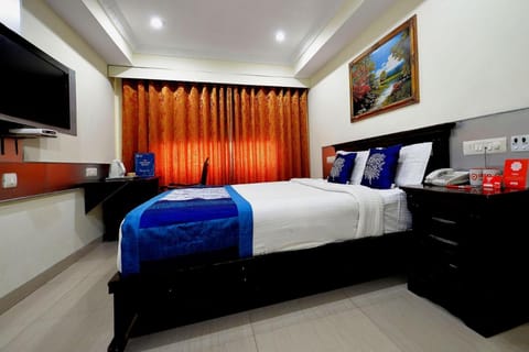 Capital O Hotel Central Park Near Birla Mandir Hotel in Hyderabad