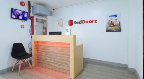 RedDoorz near Zobel Roxas St. Vacation rental in Makati