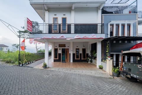 RedDoorz @ Omahku Guest House Batu Vacation rental in Batu