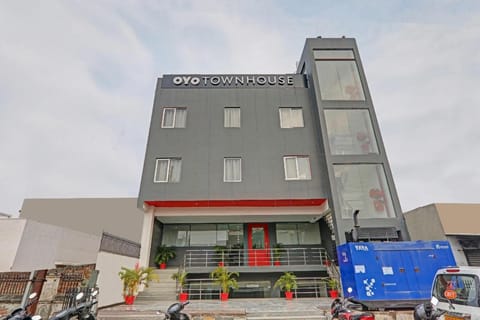 OYO Townhouse 386 The Shubham Hotel in Lucknow