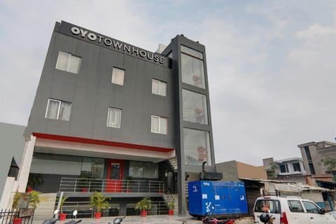 OYO Townhouse 386 The Shubham Hotel in Lucknow