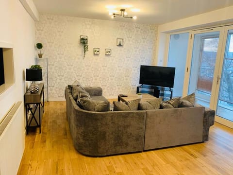 Modern 2 Bed Apartment, Close to Gla Airport & M8 Vacation rental in Paisley