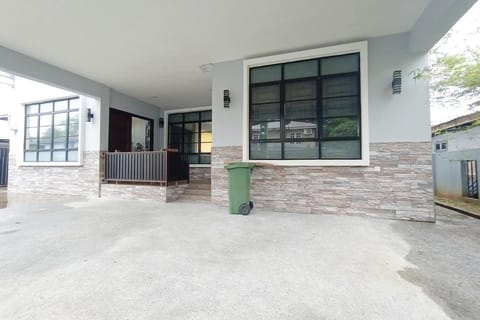 OYO Home 90203 Emma Sukma Homestay Vacation rental in Kuching