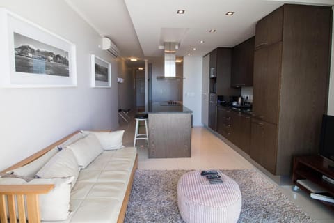 Camps Bay studio apartment - The Crystal Apartment in Camps Bay