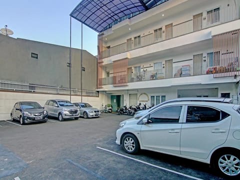 Super OYO 90432 Family Residence Hotel in South Jakarta City