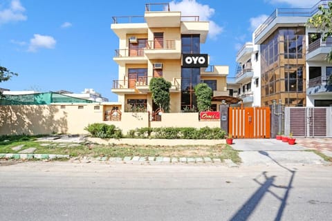 OYO Omi Guest House Vacation rental in Gurugram