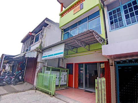 OYO 90468 Monalisa Guesthouse Hotel in Padang