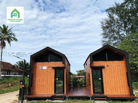 Entire house - 2 Tiny houses on Koh Lanta only 2 minutes walk to the beach Vacation rental in Sala Dan