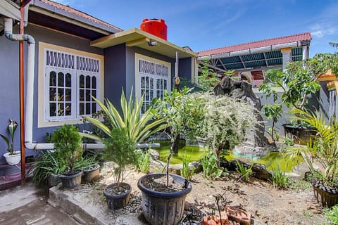 SPOT ON 90526 New Bunga Sonsang Homestay Syariah Vacation rental in Padang