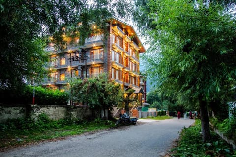 Suryansh Regency Manali Centrally Heated Air Cooled with Private Balconies Hotel in Manali