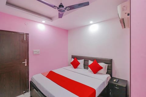 OYO Blue Bells Near Badarpur Border Metro Station Vacation rental in Noida