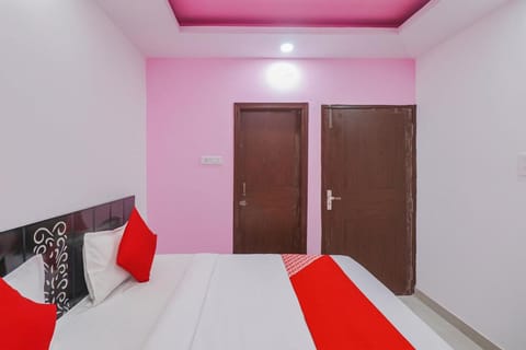 OYO Blue Bells Near Badarpur Border Metro Station Vacation rental in Noida