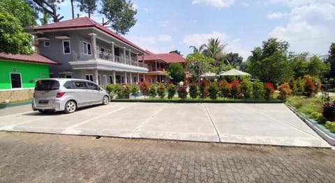 Villa Batu Tua Puncak Mitra RedDoorz Vacation rental in Cisarua