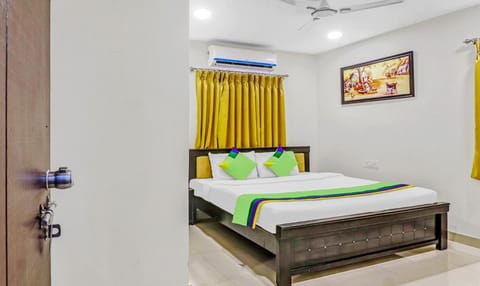 Itsy By Treebo - Royal Galaxy Kukatpally Hotel in Hyderabad