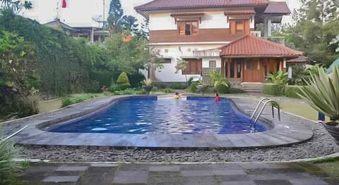 RedDoorz Premium @ Griya Inkoppabri Cisarua Puncak Vacation rental in Cisarua