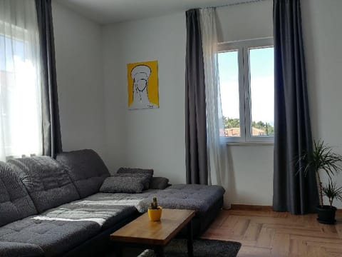 Comfortable new apartment with balcony sea view in quiet location,free parking Alquiler vacacional in Cavtat