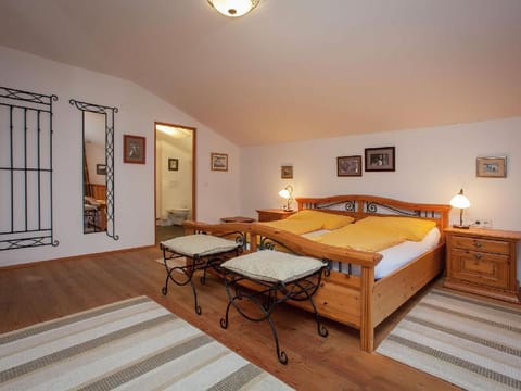 Posh Mansion in Sankt with 2 Saunas, Whirlpool & Jacuzzi Urlaubsunterkunft in Saint Anton am Arlberg