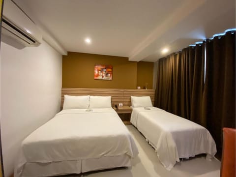 Capital O 820 Guijo Suites Makati Hotel in Makati