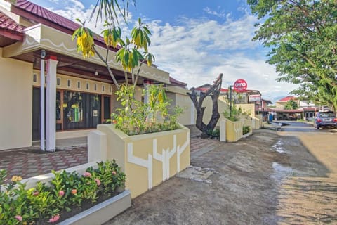 OYO 90643 Suri Guest House Syariah Hotel in Padang