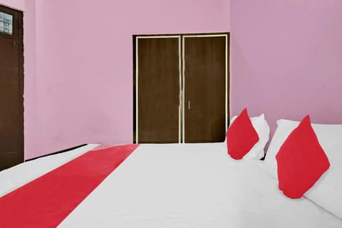 OYO Ratna Mahal Guest House & Pg Near Inox Gurgaon Dreamz Vacation rental in Gurugram