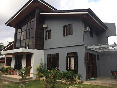 Casa Erlinda, modern newly built 3BR house for 8! Casa vacanze in Bicol