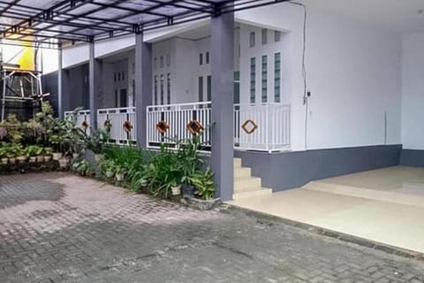 Anind Guest House near Museum Angkut Batu RedPartner Vacation rental in Batu