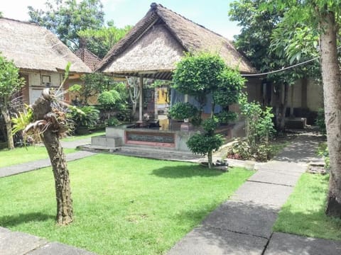 DATON HOUSE near Bali Zoo Ubud Mitra RedDoorz Vacation rental in Sukawati