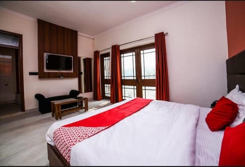 OYO SK Crown Near PVR Vikaspuri Delhi Hotel in New Delhi