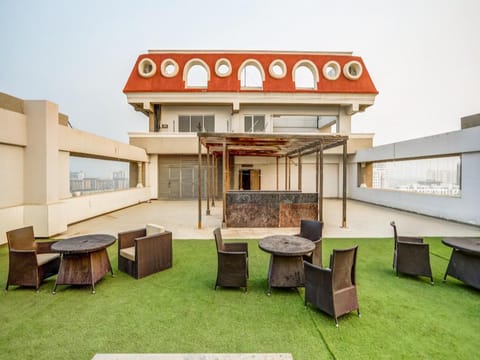 Collection O Limewood Stay Vacation rental in Gurugram