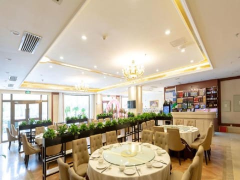 Vienna Hotel Qinghai Golmud Huanghe Middle Road Vacation rental in Qinghai