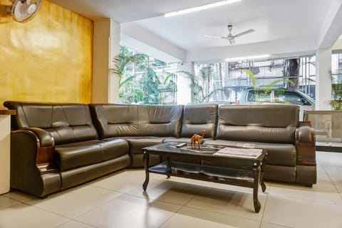 Super OYO Townhouse 749 The Upper Room Near Pune Airport Hotel in Pune