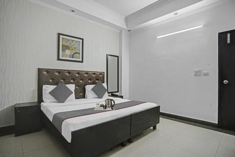 Oyo Townhouse 764 Hotel Happy Keys Near Iskcon Temple Noida Hotel in Noida