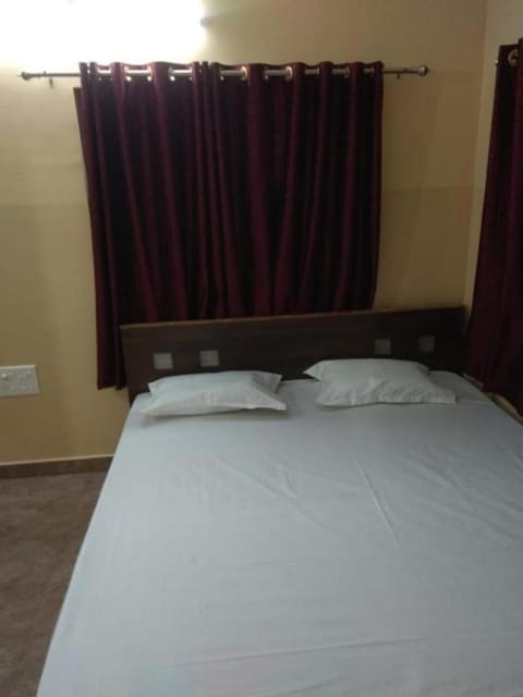 Goroomgo New Moon Inn Swargadwar Puri Hotel in Puri