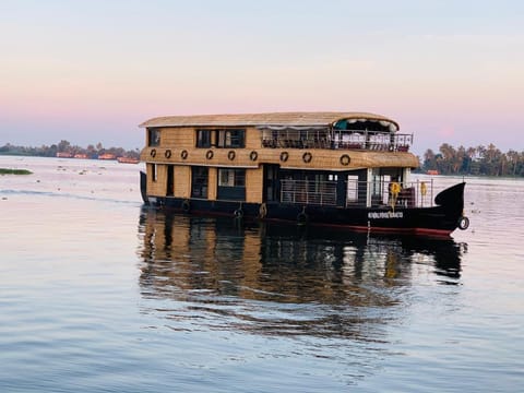 Private Houseboats Hotel in Alappuzha