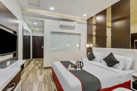 OYO Townhouse 812 Hotel The Grand White Hotel in Ahmedabad
