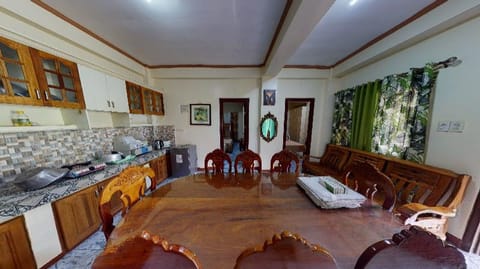 Elle's place (entire apartment with free parking) Condo in Baguio