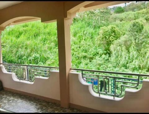 Elle's place (entire apartment with free parking) Condominio in Baguio