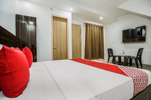 OYO Flagship 87296 Hotel Hometown Inn Vacation rental in Chandigarh