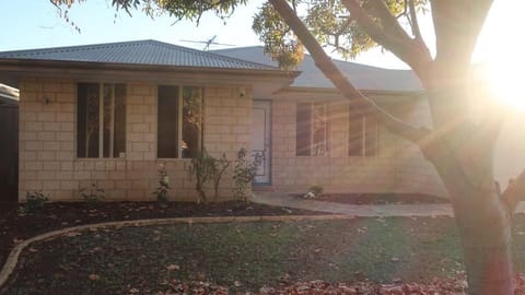 The Roses - 3 bedroom, 2 bathroom home for rent. Alquiler vacacional in Canning Vale