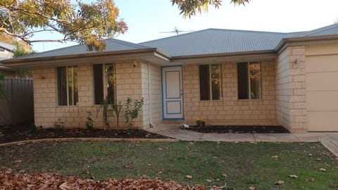 The Roses - 3 bedroom, 2 bathroom home for rent. Vacation rental in Canning Vale
