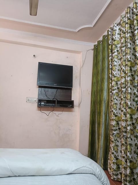 OYO Kary Residency Near Worlds Of Wonder Hotel in Noida