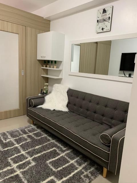 Katei elegantly designed 1-bedroom facing amenity Condominio in Pasay