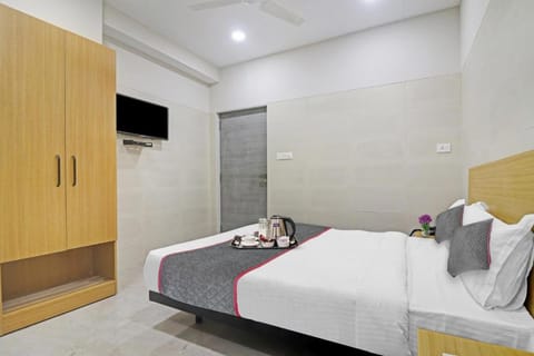 Super OYO Townhouse 1033 Ameerpet Hotel in Hyderabad
